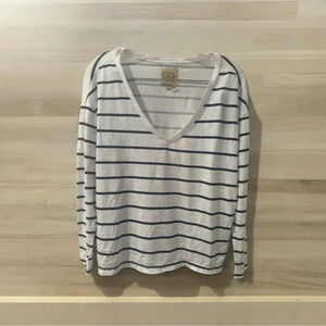 CHASER NWT STRIPED VNECK TEE SMALL